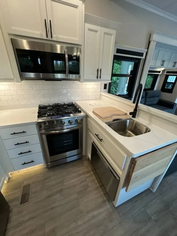 Brand new Luxury 5th Wheel on peaceful property in West Sechelt
