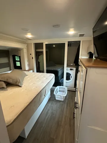 Brand new Luxury 5th Wheel on peaceful property in West Sechelt