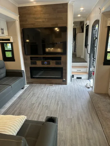 Brand new Luxury 5th Wheel on peaceful property in West Sechelt