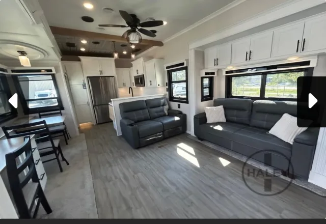 Brand new Luxury 5th Wheel on peaceful property in West Sechelt