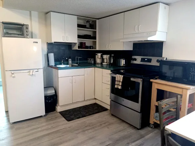 Complete kitchen, fully stocked