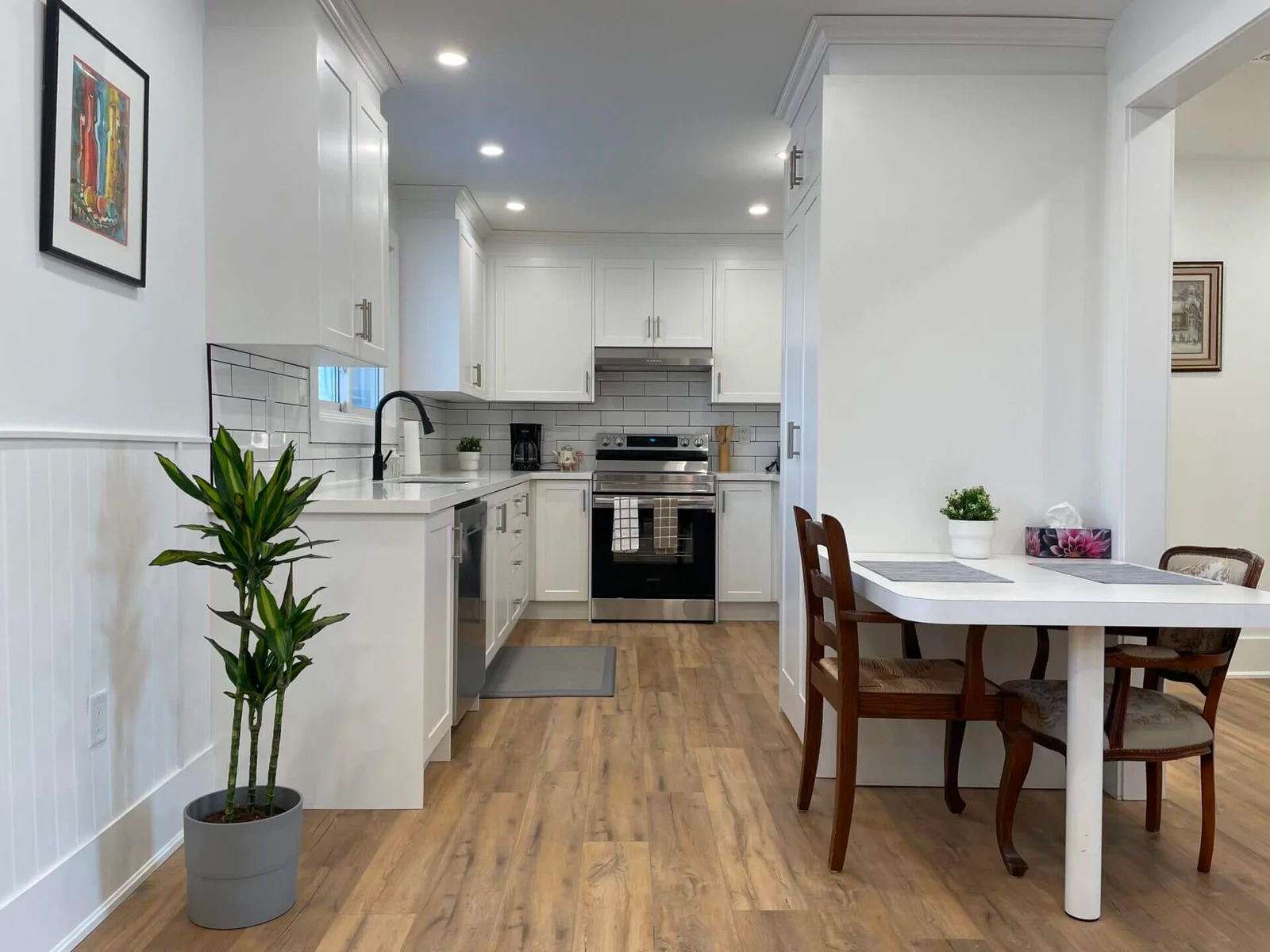 745 GLENGROVE KITCHEN EATING AREA1