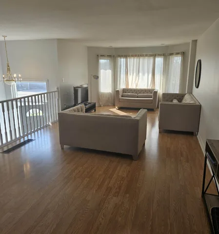 Bright Living room (long)