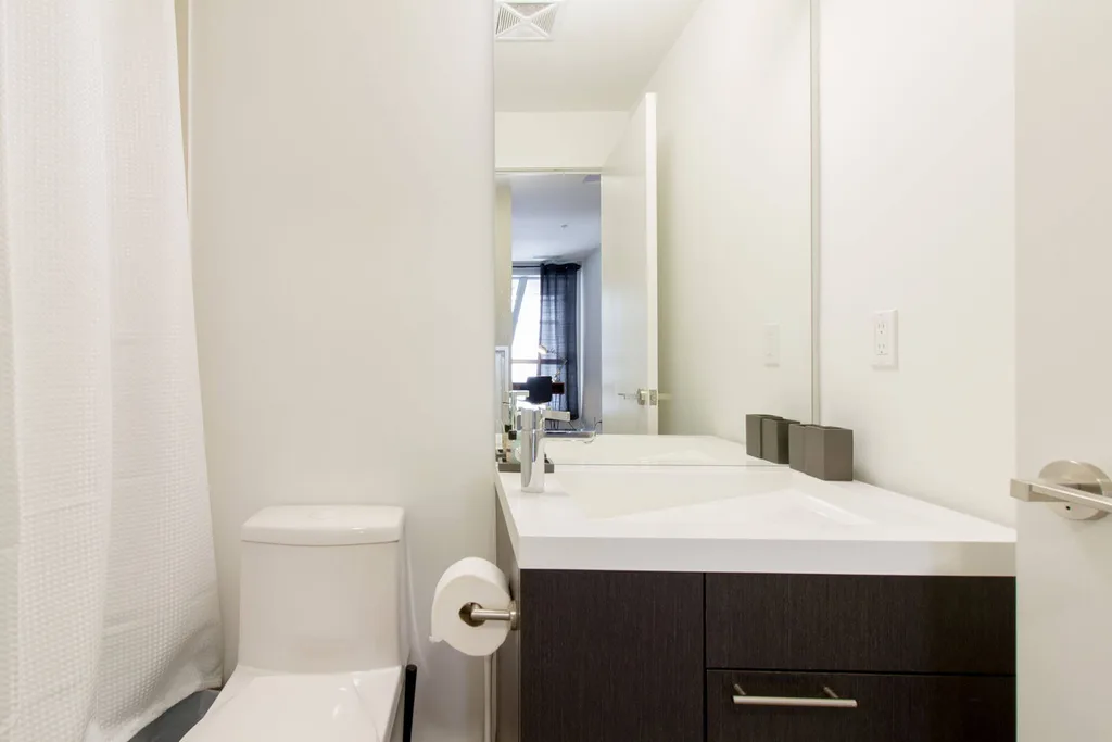 Studio On Richmond - 1 bedroom + den - bathroom