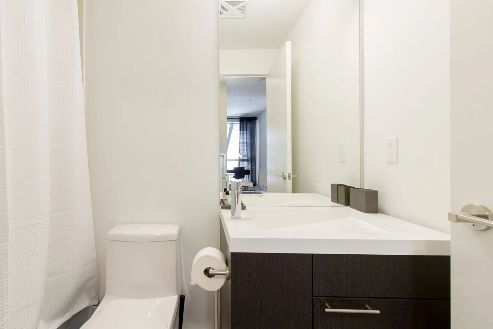 Studio On Richmond - 1 bedroom + den - bathroom