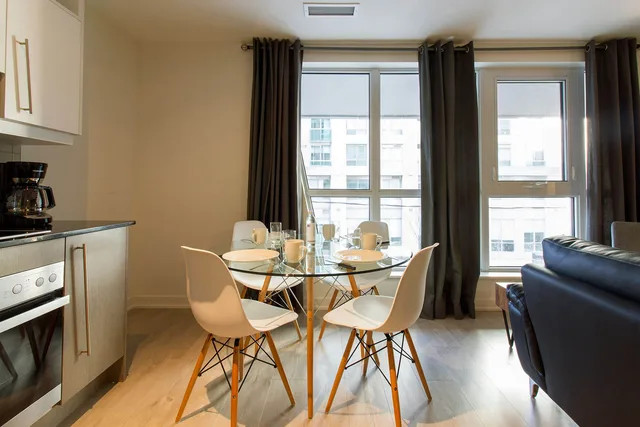 Studio On Richmond - 1 bedroom + den dining area