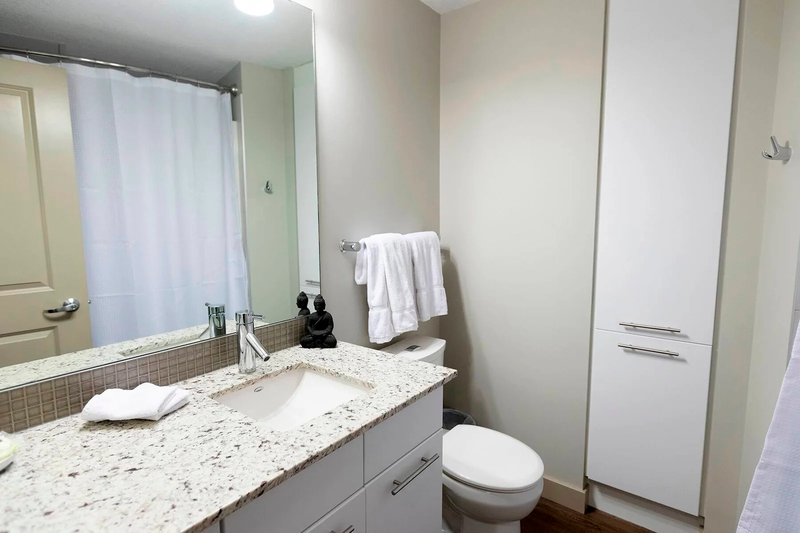 Mayfair - studio bathroom