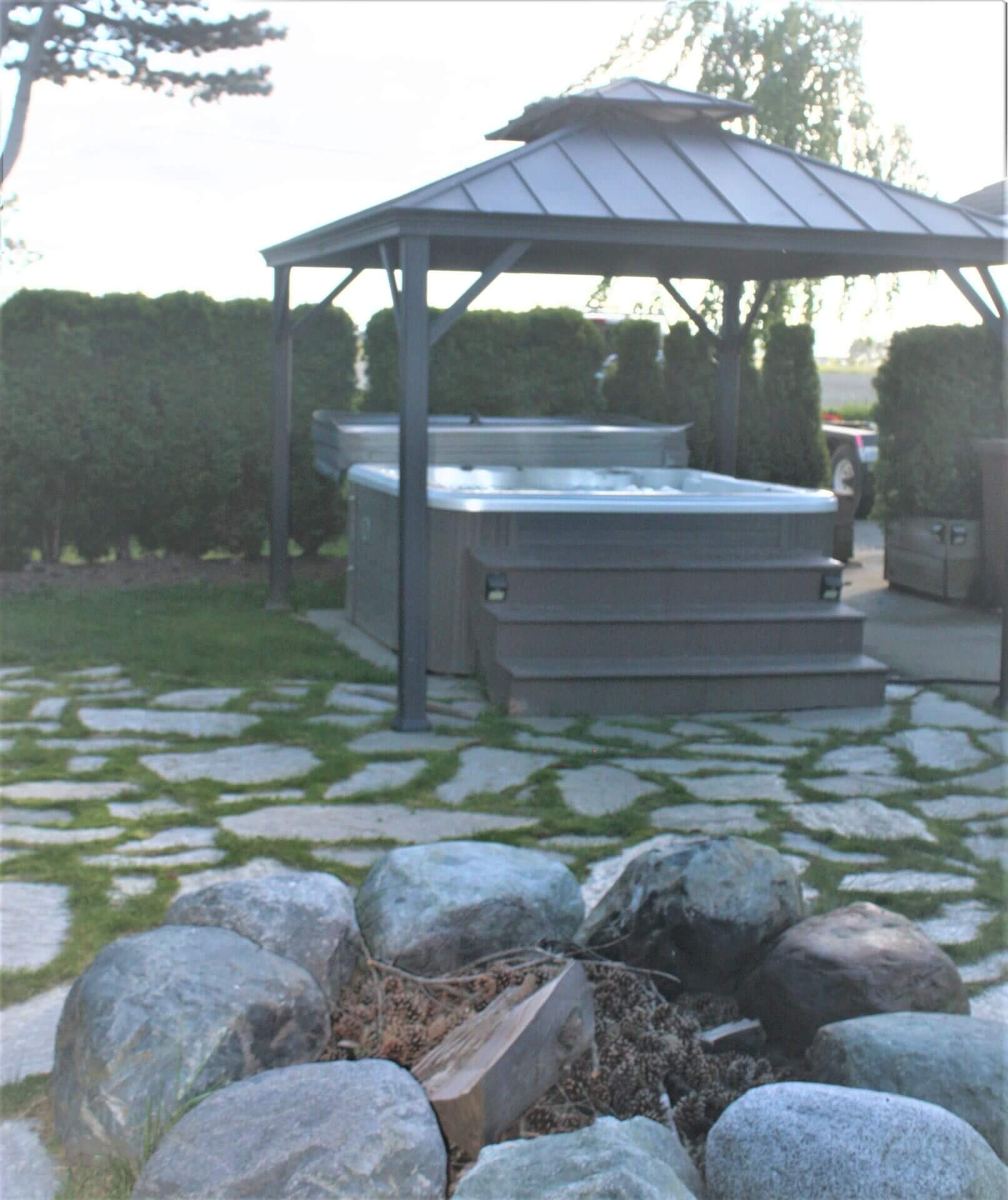 Hot Tub & Fire Pit b