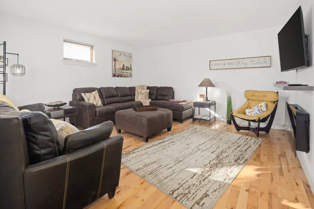 703_5th_St_E-Airbnb-2
