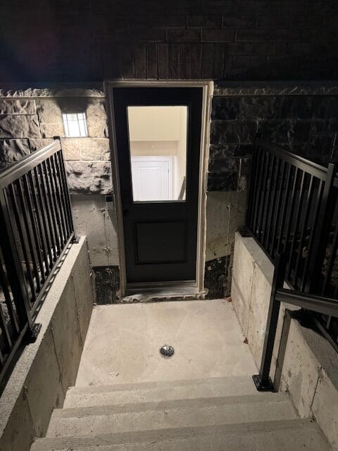 Entrance (lit)