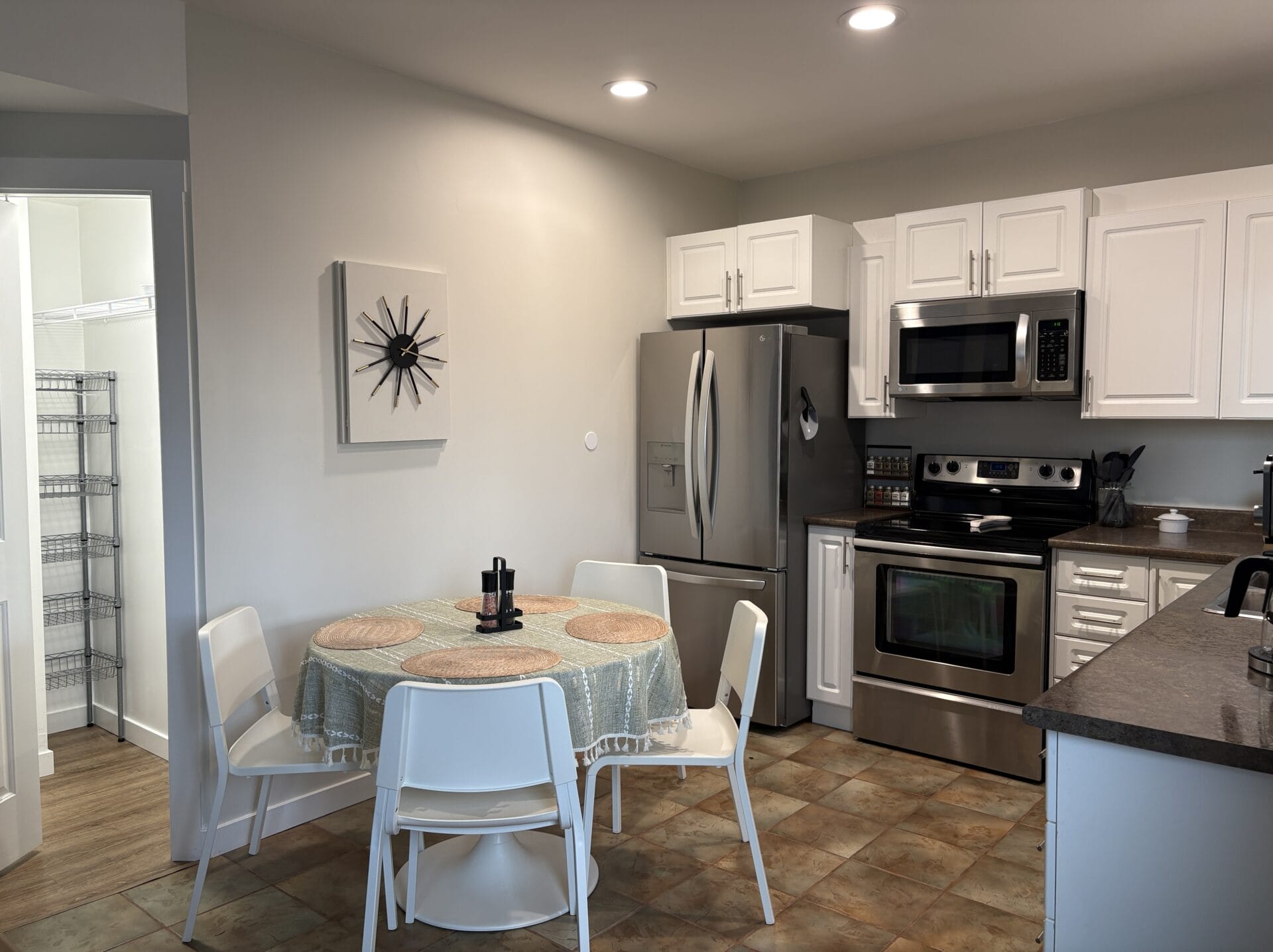 03 Kitchen with pantry